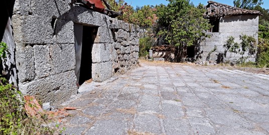 Quinta com moradia em pedra para restaurar – Amarante